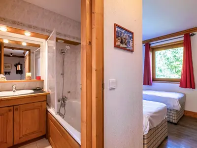 Un ou plusieurs lits dans un hébergement de l'établissement Charmant 3 pièces avec balcon, vue, et WiFi à Val-d'Isère - FR-1-694-201