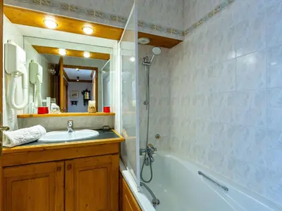 Salle de bains dans l'établissement Charmant 3 pièces avec balcon, vue, et WiFi à Val-d'Isère - FR-1-694-201