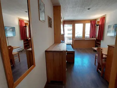 Télévision ou salle de divertissement dans l'établissement Studio agréable avec parking, skis aux pieds au cœur du village de Val-d'Isère - FR-1-694-204