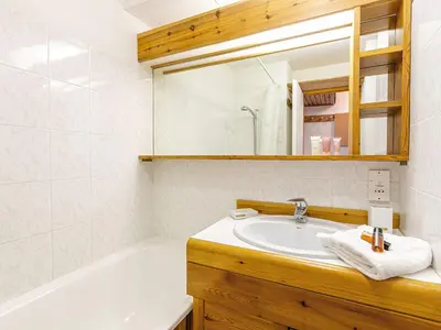 Salle de bains dans l'établissement Studio agréable avec parking, skis aux pieds au cœur du village de Val-d'Isère - FR-1-694-204