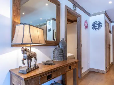 Cuisine ou kitchenette dans l'établissement Appartement de prestige avec terrasse Sud, 2 chambres et parking au coeur de Val-d'Isère - FR-1-694-202