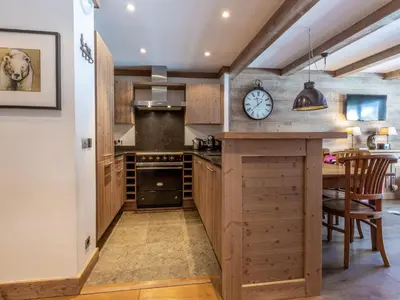 Cuisine ou kitchenette dans l'établissement Appartement de prestige avec terrasse Sud, 2 chambres et parking au coeur de Val-d'Isère - FR-1-694-202