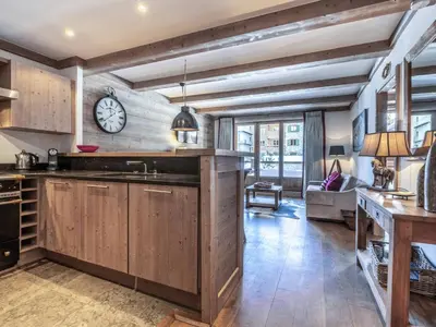 Cuisine ou kitchenette dans l'établissement Appartement de prestige avec terrasse Sud, 2 chambres et parking au coeur de Val-d'Isère - FR-1-694-202