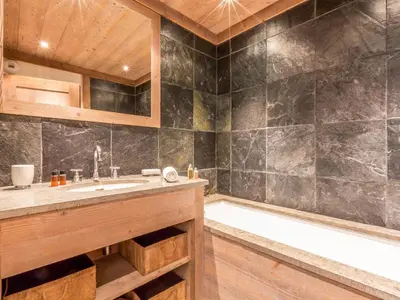 Salle de bains dans l'établissement Appartement de prestige avec terrasse Sud, 2 chambres et parking au coeur de Val-d'Isère - FR-1-694-202