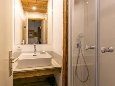 Salle de bains dans l'établissement Appartement avec wifi et parking, skis aux pieds, animaux acceptés à Val-d'Isère - FR-1-694-207