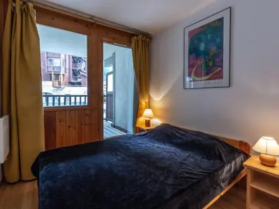 Un ou plusieurs lits dans un hébergement de l'établissement Appartement avec wifi et parking, skis aux pieds, animaux acceptés à Val-d'Isère - FR-1-694-207