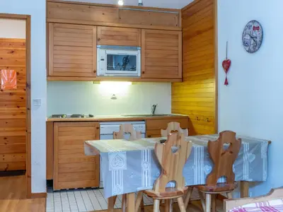 Cuisine ou kitchenette dans l'établissement Appartement avec wifi et parking, skis aux pieds, animaux acceptés à Val-d'Isère - FR-1-694-207