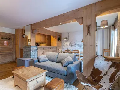 Coin salon dans l'établissement Appartement haut de gamme avec terrasse et accès skis aux pieds à Val-d'Isère - FR-1-694-206