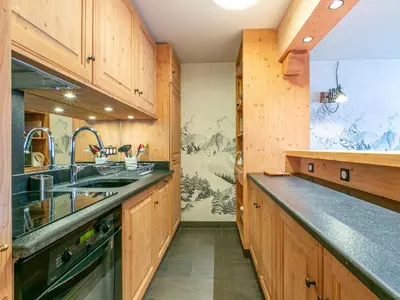 Cuisine ou kitchenette dans l'établissement Appartement haut de gamme avec terrasse et accès skis aux pieds à Val-d'Isère - FR-1-694-206