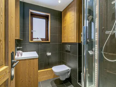 Salle de bains dans l'établissement Appartement haut de gamme avec terrasse et accès skis aux pieds à Val-d'Isère - FR-1-694-206
