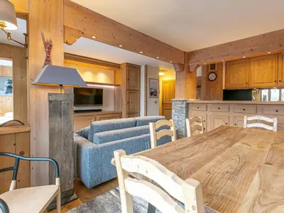 Cuisine ou kitchenette dans l'établissement Appartement haut de gamme avec terrasse et accès skis aux pieds à Val-d'Isère - FR-1-694-206