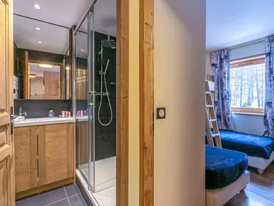 Salle de bains dans l'établissement Appartement haut de gamme avec terrasse et accès skis aux pieds à Val-d'Isère - FR-1-694-206