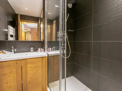 Salle de bains dans l'établissement Appartement haut de gamme avec terrasse et accès skis aux pieds à Val-d'Isère - FR-1-694-206