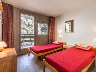 Un ou plusieurs lits dans un hébergement de l'établissement Confortable appartement skis aux pieds à La Daille avec animaux acceptés - FR-1-694-210