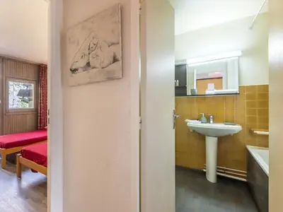 Salle de bains dans l'établissement Confortable appartement skis aux pieds à La Daille avec animaux acceptés - FR-1-694-210