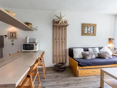 Cuisine ou kitchenette dans l'établissement Confortable appartement skis aux pieds à La Daille avec animaux acceptés - FR-1-694-210
