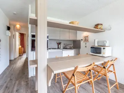 Cuisine ou kitchenette dans l'établissement Confortable appartement skis aux pieds à La Daille avec animaux acceptés - FR-1-694-210