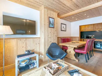 Télévision ou salle de divertissement dans l'établissement Appartement élégant 3 pièces cabine avec wifi, skis aux pieds, en résidence de standing à Val-d'Isère - FR-1-694-218