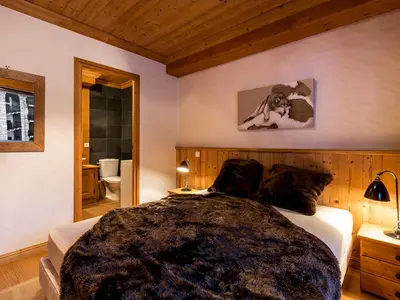 Un ou plusieurs lits dans un hébergement de l'établissement Appartement élégant 3 pièces cabine avec wifi, skis aux pieds, en résidence de standing à Val-d'Isère - FR-1-694-218
