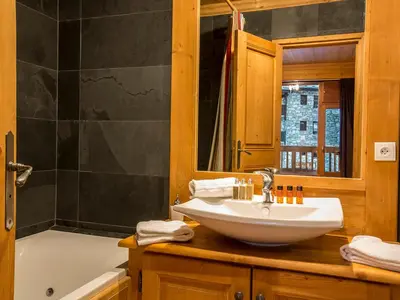 Salle de bains dans l'établissement Appartement élégant 3 pièces cabine avec wifi, skis aux pieds, en résidence de standing à Val-d'Isère - FR-1-694-218