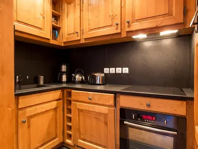 Cuisine ou kitchenette dans l'établissement Appartement élégant 3 pièces cabine avec wifi, skis aux pieds, en résidence de standing à Val-d'Isère - FR-1-694-218