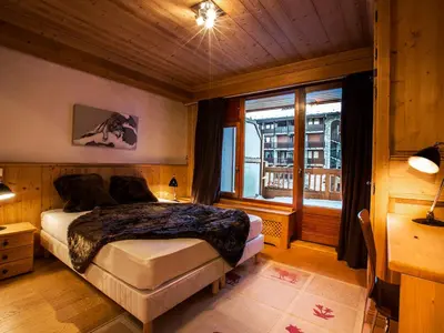 Un ou plusieurs lits dans un hébergement de l'établissement Appartement élégant 3 pièces cabine avec wifi, skis aux pieds, en résidence de standing à Val-d'Isère - FR-1-694-218