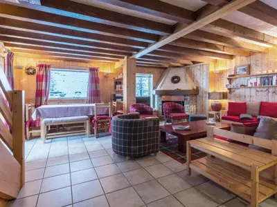 Coin salon dans l'établissement Chalet rustique chaleureux avec cheminée à Val-d'Isère - FR-1-694-219