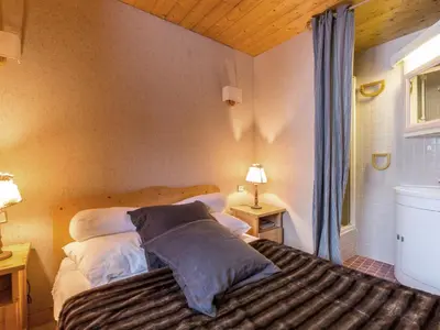 Un ou plusieurs lits dans un hébergement de l'établissement Chalet rustique chaleureux avec cheminée à Val-d'Isère - FR-1-694-219