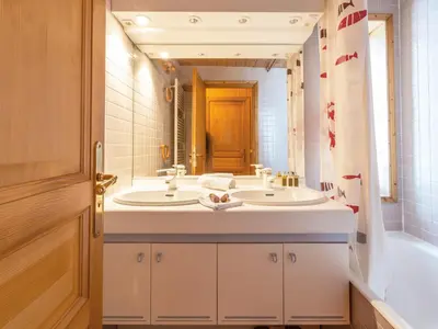 Salle de bains dans l'établissement Chalet rustique chaleureux avec cheminée à Val-d'Isère - FR-1-694-219