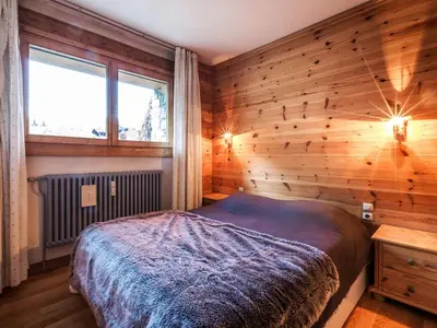 Un ou plusieurs lits dans un hébergement de l'établissement Duplex 3 Pièces avec Cheminée, Terrasse et Proche Pistes et Commerces à Val-d'Isère - FR-1-694-217