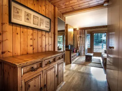 Coin salon dans l'établissement Duplex 3 Pièces avec Cheminée, Terrasse et Proche Pistes et Commerces à Val-d'Isère - FR-1-694-217