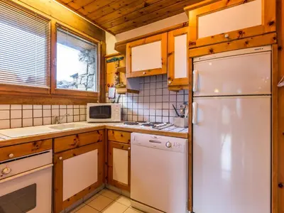 Cuisine ou kitchenette dans l'établissement Duplex 3 Pièces avec Cheminée, Terrasse et Proche Pistes et Commerces à Val-d'Isère - FR-1-694-217
