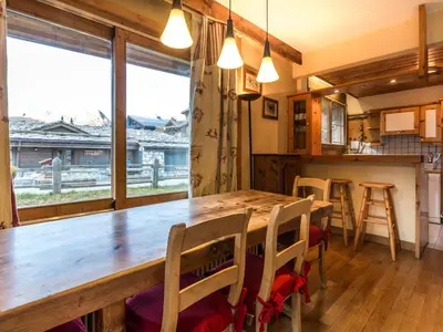 Cuisine ou kitchenette dans l'établissement Duplex 3 Pièces avec Cheminée, Terrasse et Proche Pistes et Commerces à Val-d'Isère - FR-1-694-217