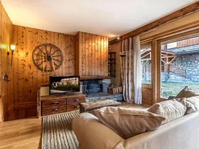 Coin salon dans l'établissement Duplex 3 Pièces avec Cheminée, Terrasse et Proche Pistes et Commerces à Val-d'Isère - FR-1-694-217