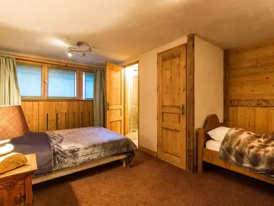 Un ou plusieurs lits dans un hébergement de l'établissement Duplex 3 Pièces avec Cheminée, Terrasse et Proche Pistes et Commerces à Val-d'Isère - FR-1-694-217