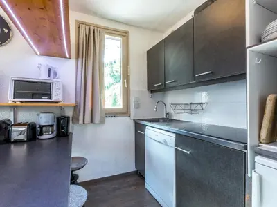 Cuisine ou kitchenette dans l'établissement Agréable 2P skis aux pieds avec parking couvert - FR-1-694-220