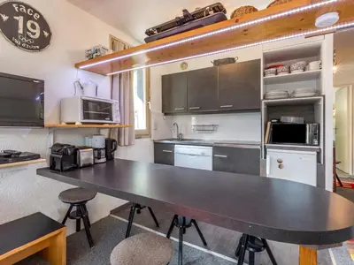 Cuisine ou kitchenette dans l'établissement Agréable 2P skis aux pieds avec parking couvert - FR-1-694-220