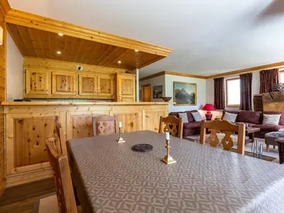 Coin salon dans l'établissement Appartement élégant aux pieds des pistes avec cheminée et WiFi - FR-1-694-213