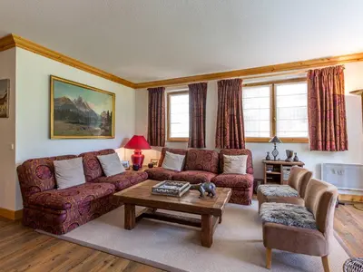 Coin salon dans l'établissement Appartement élégant aux pieds des pistes avec cheminée et WiFi - FR-1-694-213