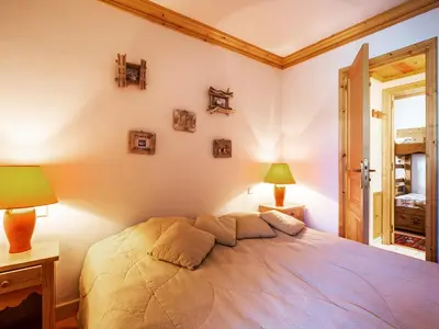 Un ou plusieurs lits dans un hébergement de l'établissement Appartement élégant aux pieds des pistes avec cheminée et WiFi - FR-1-694-213