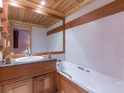Salle de bains dans l'établissement Appartement élégant aux pieds des pistes avec cheminée et WiFi - FR-1-694-213
