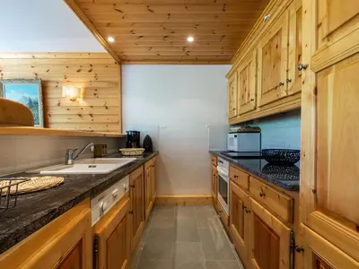 Cuisine ou kitchenette dans l'établissement Appartement élégant aux pieds des pistes avec cheminée et WiFi - FR-1-694-213