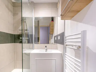 Salle de bains dans l'établissement Studio avec balcon et animaux acceptés, Val-d'Isère - FR-1-694-239