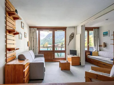 Coin salon dans l'établissement Appart cosy skis aux pieds avec parking et wifi, animaux admis à La Daille - FR-1-694-245