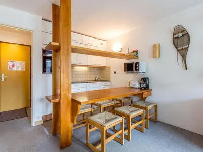 Cuisine ou kitchenette dans l'établissement Appart cosy skis aux pieds avec parking et wifi, animaux admis à La Daille - FR-1-694-245