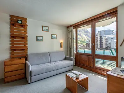 Coin salon dans l'établissement Appart cosy skis aux pieds avec parking et wifi, animaux admis à La Daille - FR-1-694-245