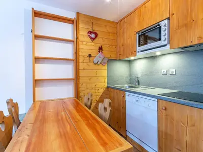 Cuisine ou kitchenette dans l'établissement Appartement cosy avec wifi et parking, ski aux pieds - FR-1-694-234