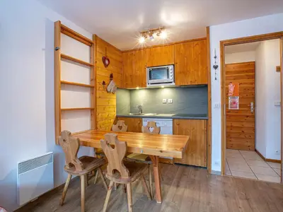 Cuisine ou kitchenette dans l'établissement Appartement cosy avec wifi et parking, ski aux pieds - FR-1-694-234