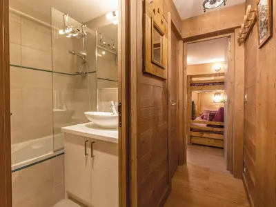 Salle de bains dans l'établissement Appartement rénové avec wifi, garage et balcon sud à Val-d'Isère - FR-1-694-232
