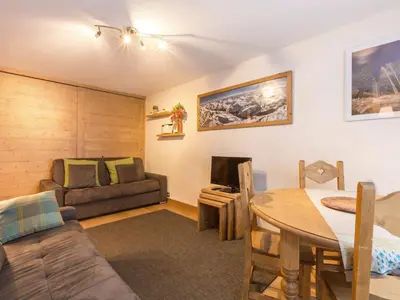 Coin salon dans l'établissement Appartement rénové avec wifi, garage et balcon sud à Val-d'Isère - FR-1-694-232